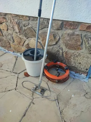 Rastrillo, tijeras de podar y cubo, ver fotos.