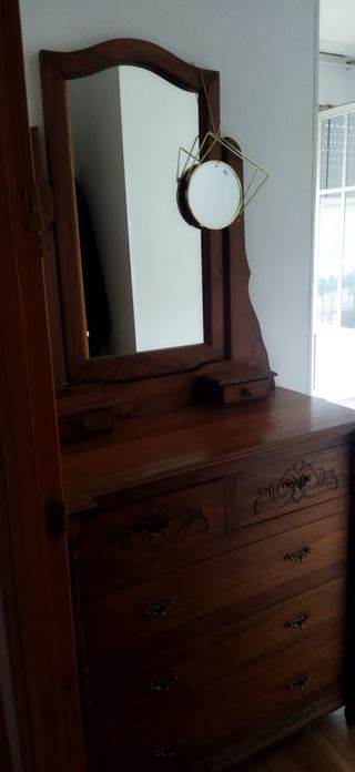 Tocador de madera con espejo y mesitas