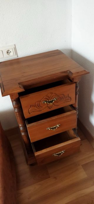 Tocador de madera con espejo y mesitas