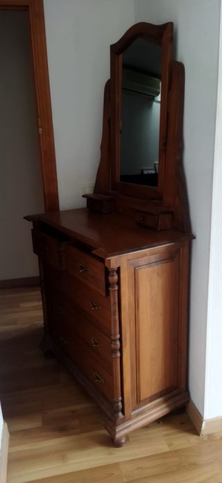 Tocador de madera con espejo y mesitas