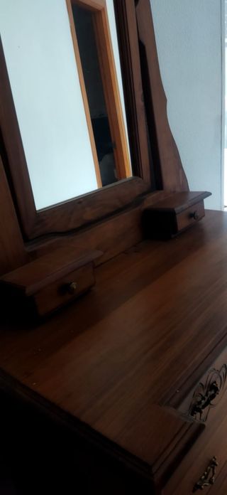 Tocador de madera con espejo y mesitas