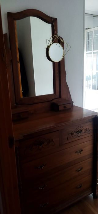 Tocador de madera con espejo y mesitas