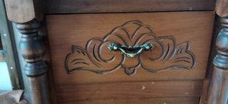 Tocador de madera con espejo y mesitas