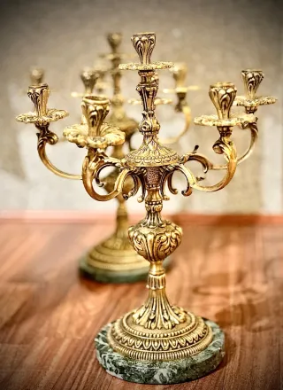 Candelabri in metallo e marmo dorati