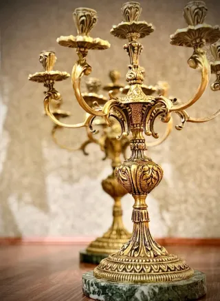 Candelabri in metallo e marmo dorati