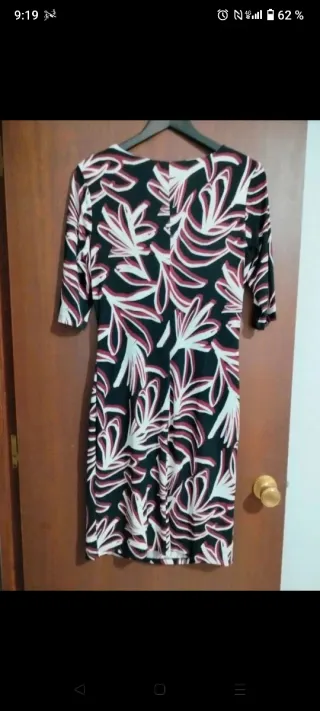 Vestido estampado drapeado cuello y cadera