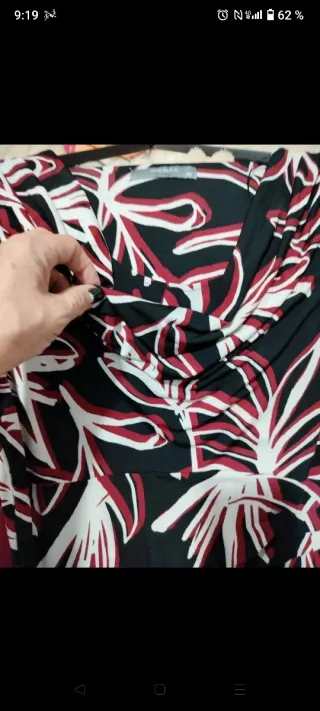 Vestido estampado drapeado cuello y cadera