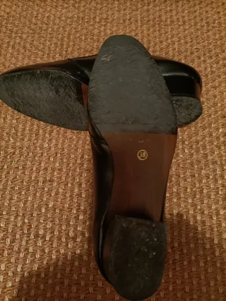 Zapatos Negros Talla 38 con Detalle Dorado