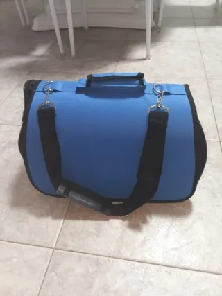 Transportín para mascotas azul.