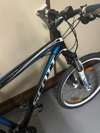 Bicicleta Scott Scale Negra y Azul