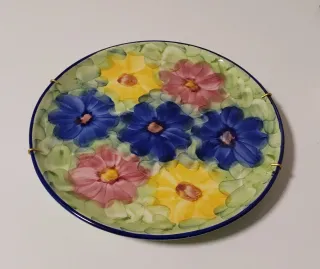 Plato decorativo para colgar pintado a mano