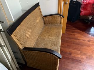 Banco de mimbre y madera oscuro