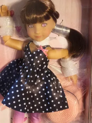 Muñeca Bailey Ruby Red Siblies