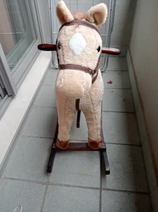 Caballito balancín de peluche, relincha PVP 70€