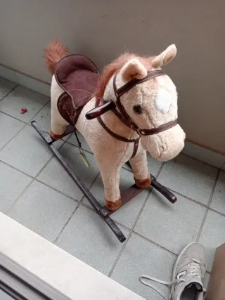 Caballito balancín de peluche, relincha PVP 70€