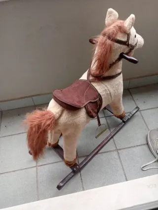 Caballito balancín de peluche, relincha PVP 70€