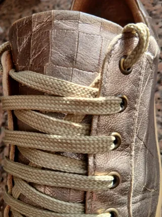 Zapatilla dorada piel efecto cocodrilo