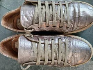 Zapatilla dorada piel efecto cocodrilo