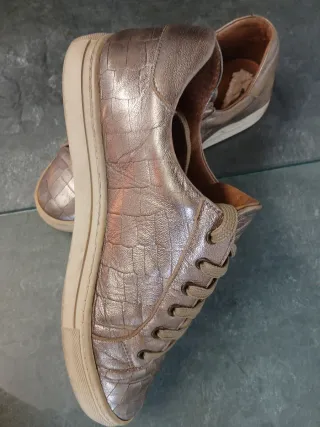 Zapatilla dorada piel efecto cocodrilo