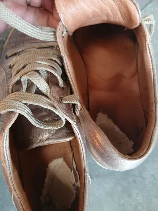 Zapatilla dorada piel efecto cocodrilo