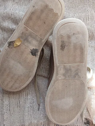 Zapatilla dorada piel efecto cocodrilo