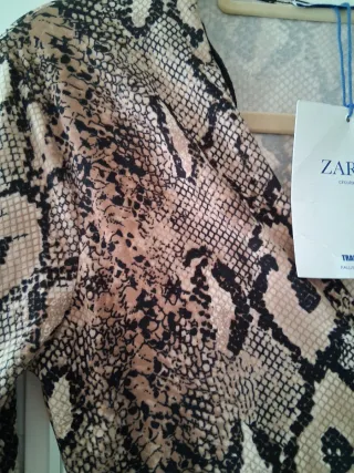 Vestido estampado serpiente Zara