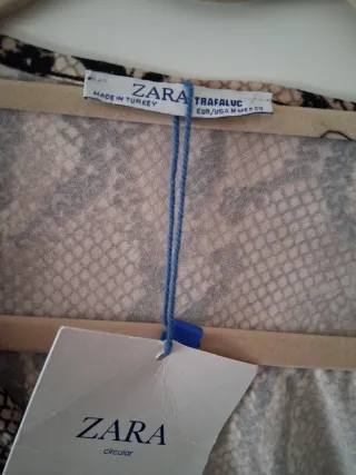 Vestido estampado serpiente Zara