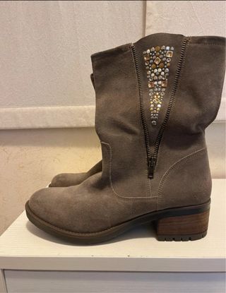 Botas de ante grises con tachuelas