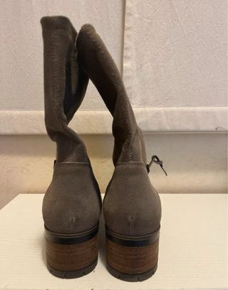 Botas de ante grises con tachuelas