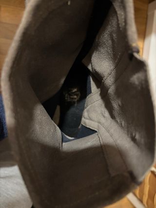 Botas de ante grises con tachuelas