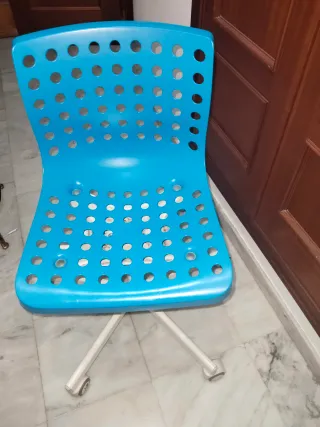 Silla azul con ruedas