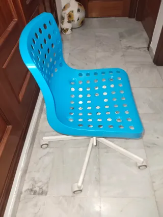 Silla azul con ruedas