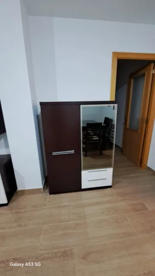 Mueble comedor madera marrón y blanco