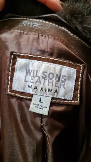 Chaqueta de cuero marrón con cuello