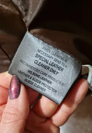 Chaqueta de cuero marrón con cuello