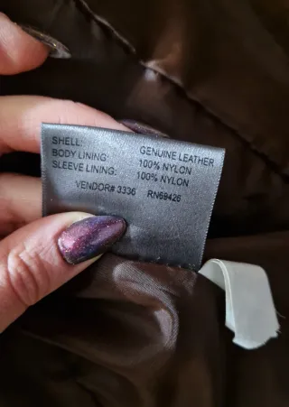 Chaqueta de cuero marrón con cuello