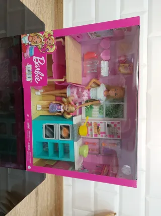 Barbie y su hija con cocina