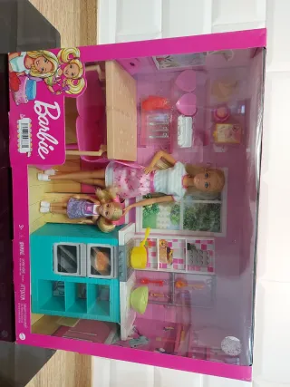 Barbie y su hija con cocina