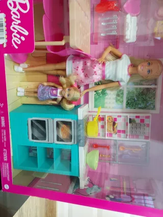 Barbie y su hija con cocina