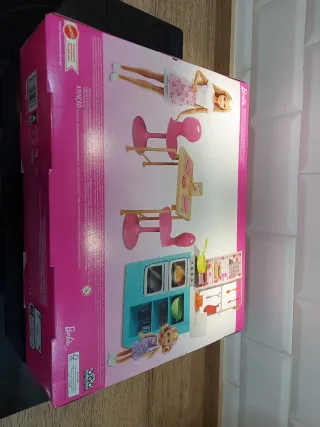Barbie y su hija con cocina