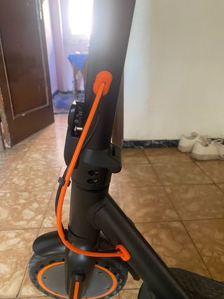 Patinete Eléctrico Negro y Naranja