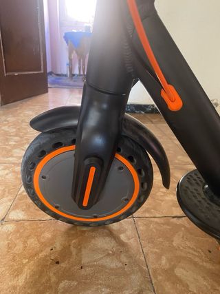Patinete Eléctrico Negro y Naranja