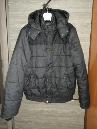 Plumas negro con capucha