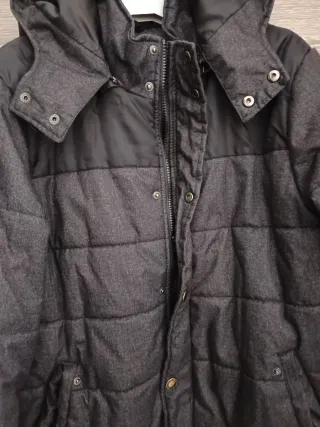 Plumas negro con capucha