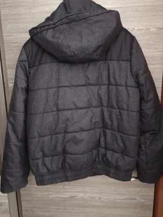 Plumas negro con capucha