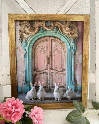 Cuadro dorado conejos frente puerta vintage rosa