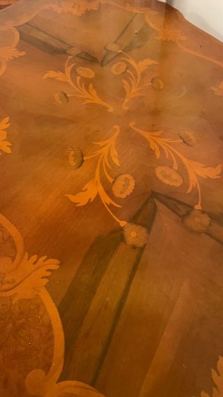 Mesa baja de madera con incrustaciones