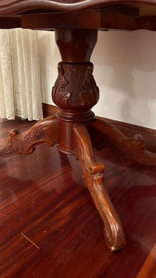 Mesa baja de madera con incrustaciones