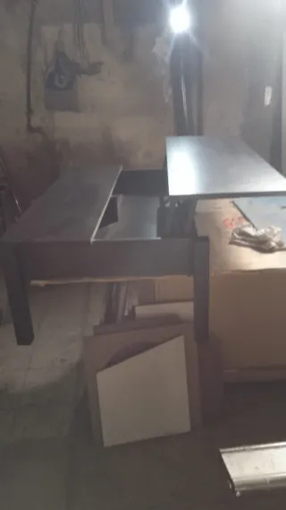 Mesa de comedor negra de madera