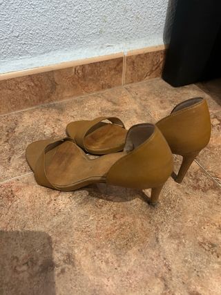 Sandalias Stradivarius camel tacón